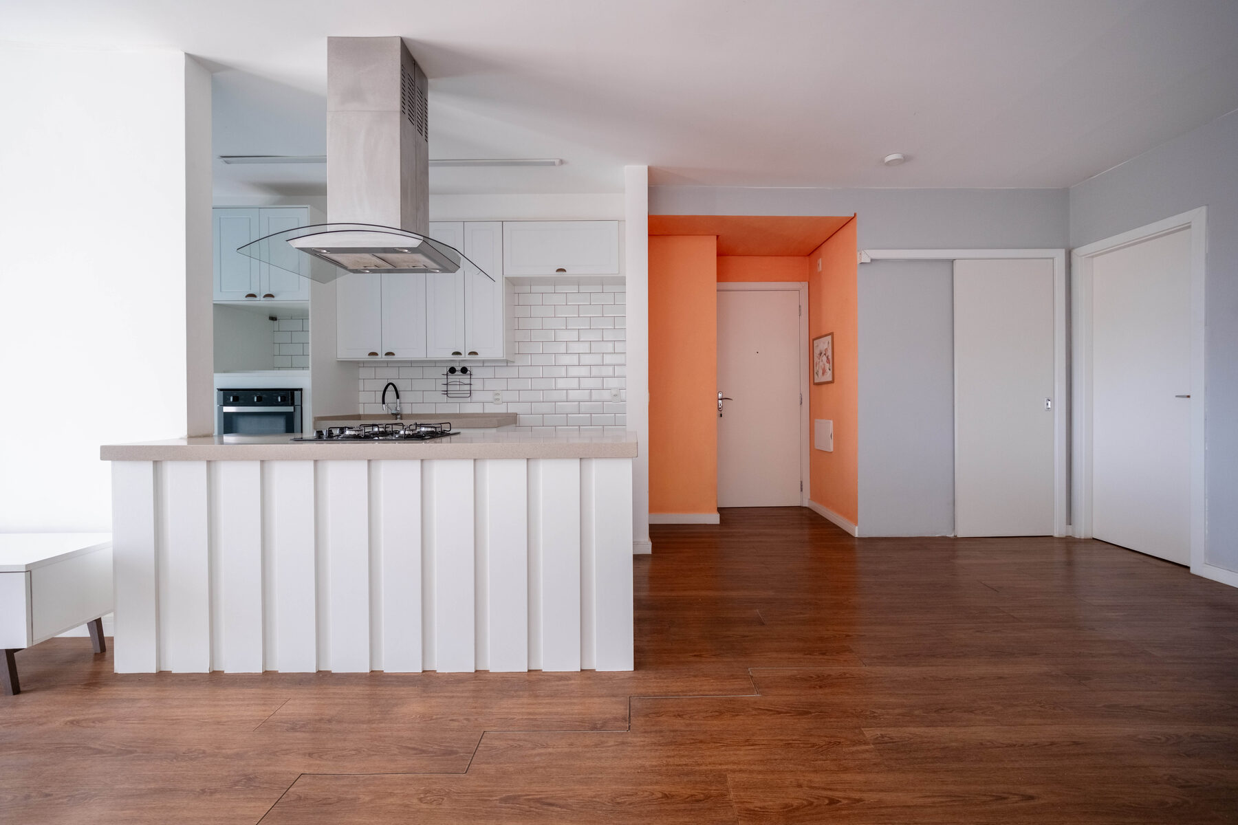 Sala de estar e cozinha integradas