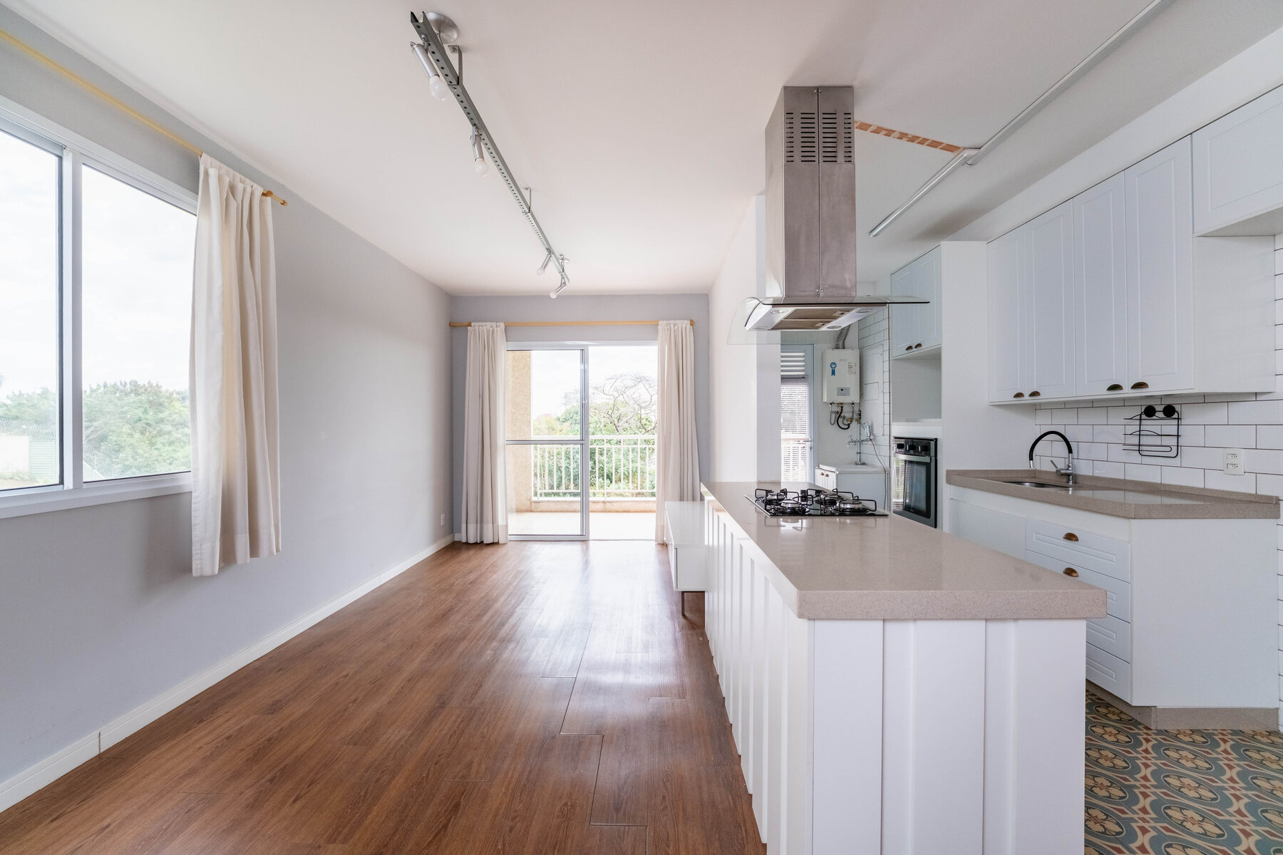 Sala estendida, ampla e integrada à cozinha