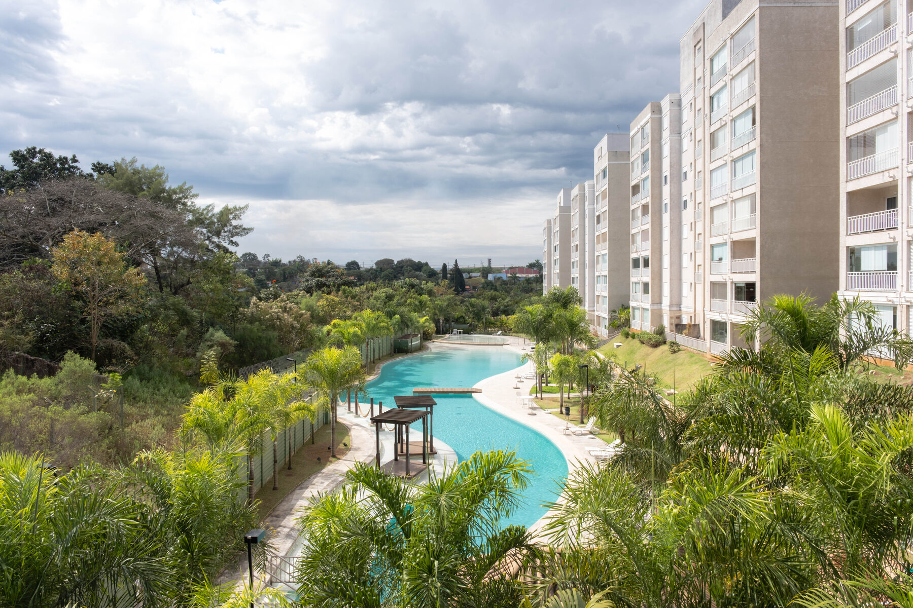 Vista panorâmica da piscina e das torres do condomínio