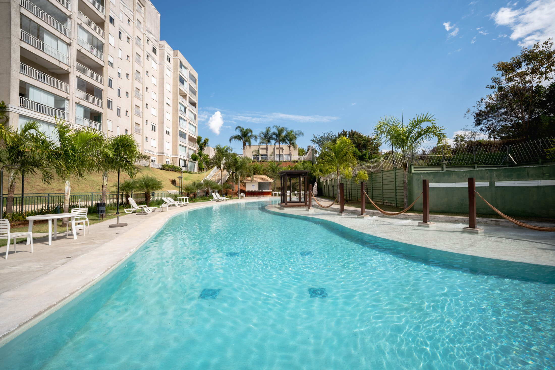 Área de lazer e piscina do condomínio Tons de Ipanema