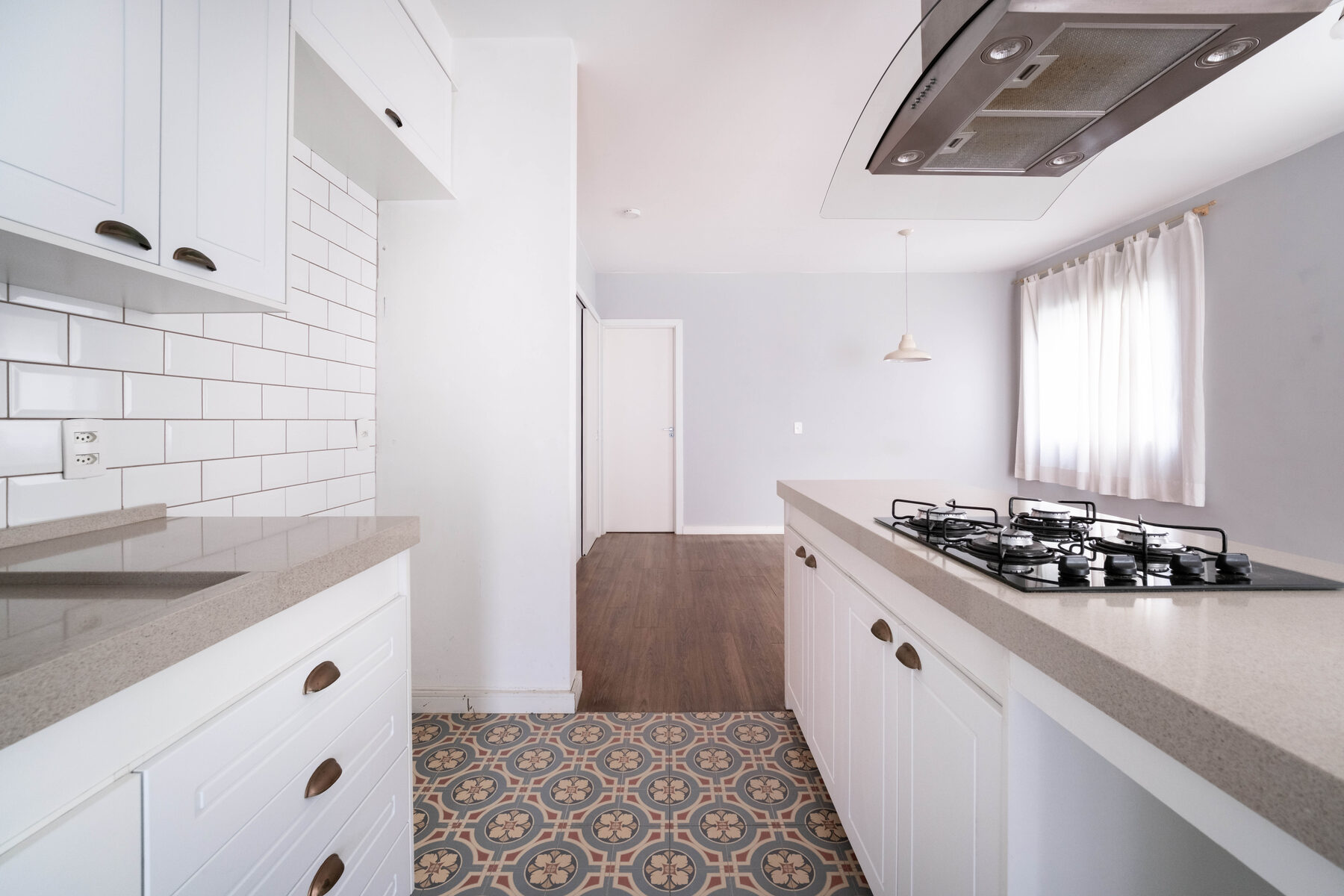 Cozinha planejada branca com ilha
